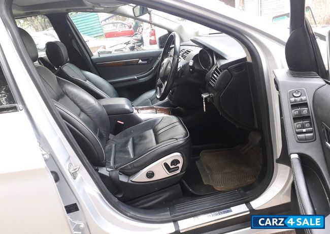 Silver Mercedes-Benz R-Class R350 4MATIC