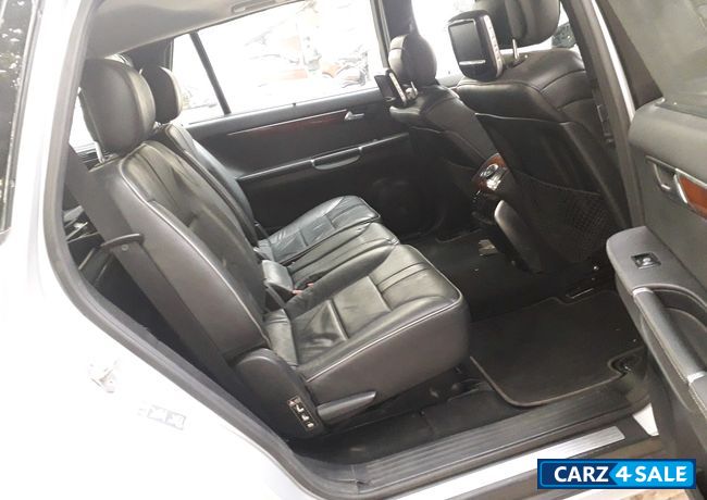 Silver Mercedes-Benz R-Class R350 4MATIC