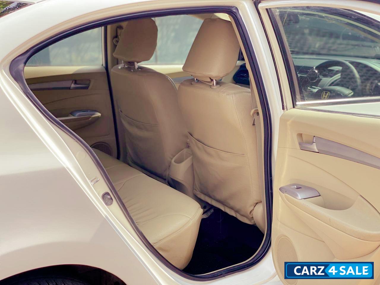 White Honda City V AT