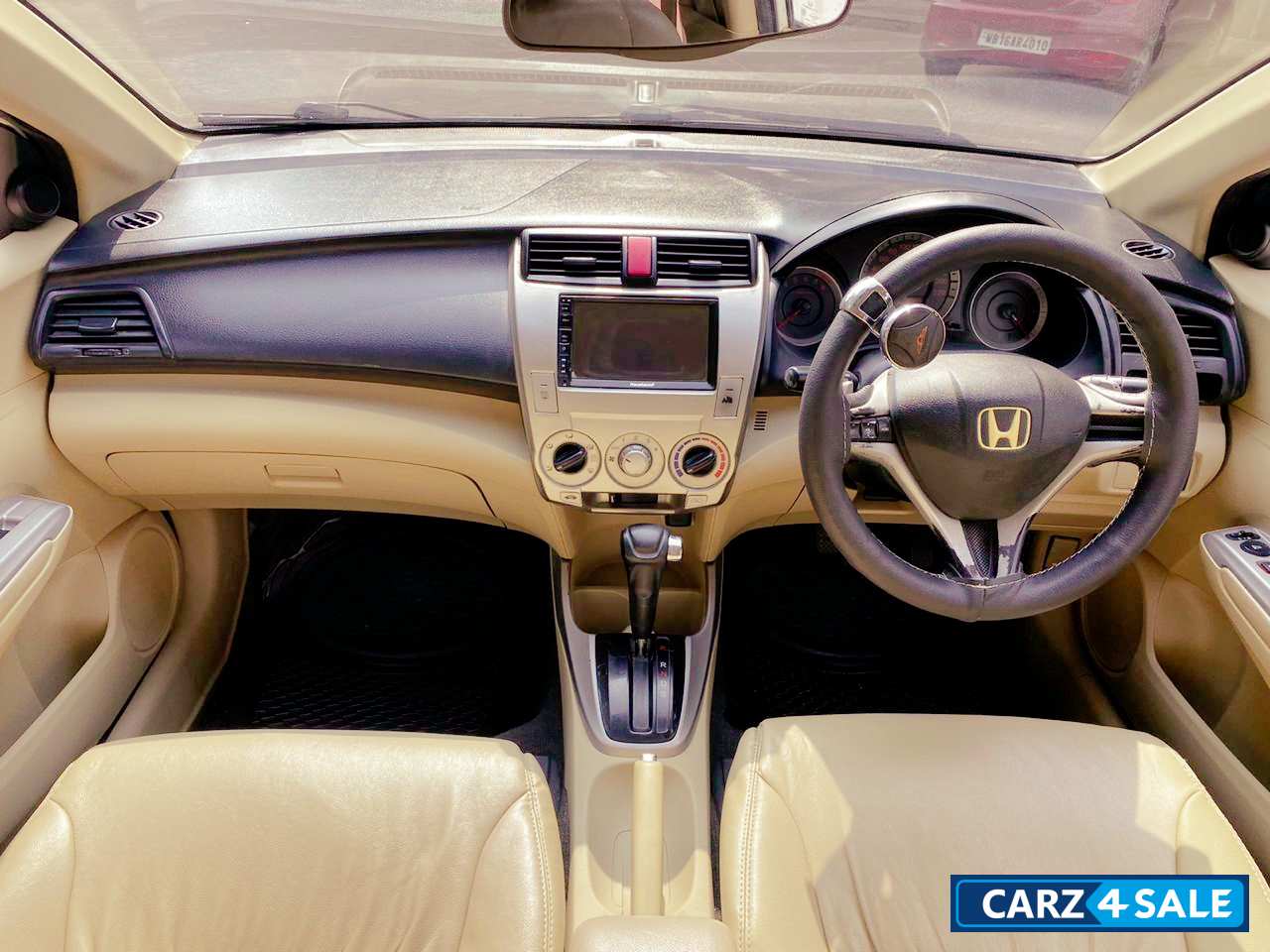 White Honda City V AT