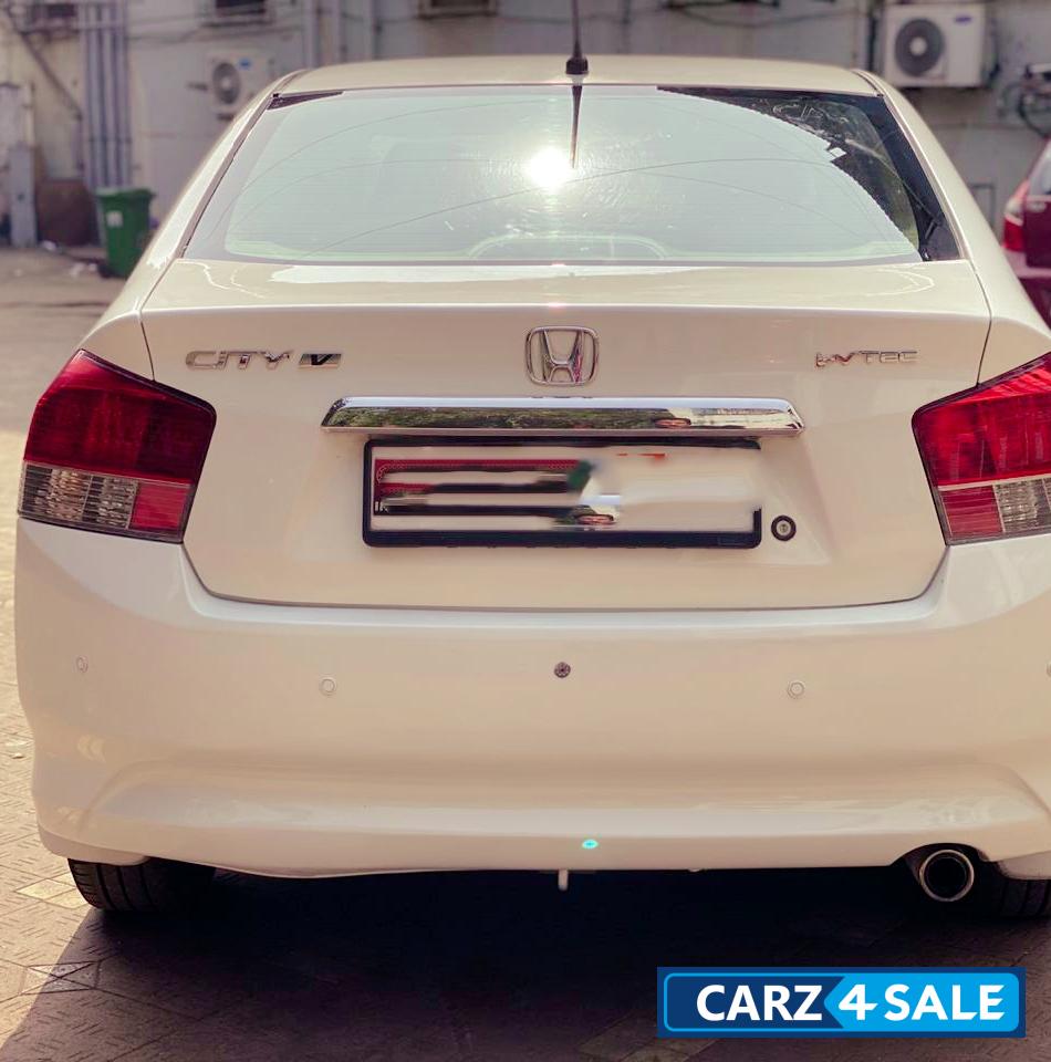 White Honda City V AT