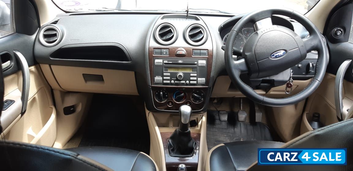 White Ford Fiesta SXi 1.6