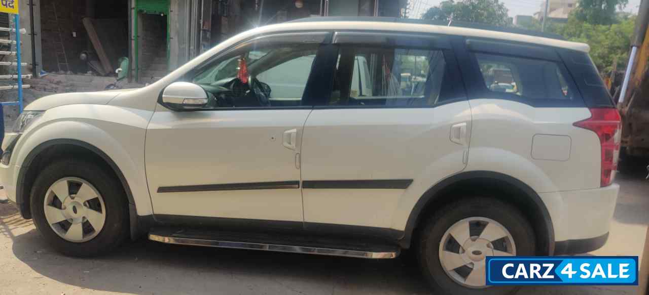 Pearl White Mahindra XUV 500 W6 2WD