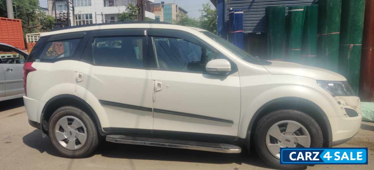 Pearl White Mahindra XUV 500 W6 2WD