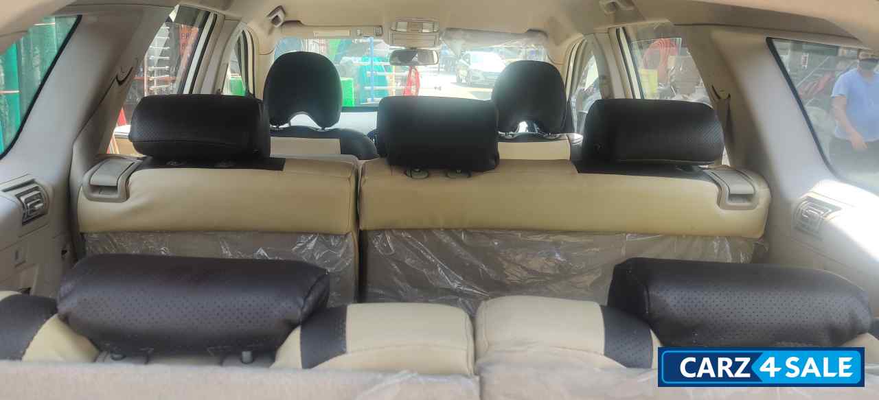 Pearl White Mahindra XUV 500 W6 2WD