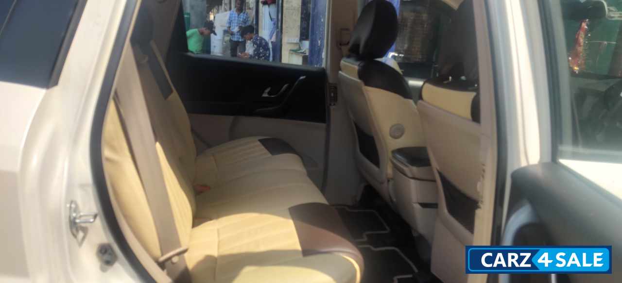 Pearl White Mahindra XUV 500 W6 2WD