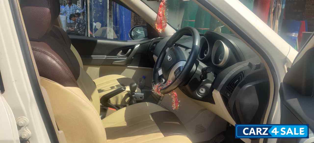 Pearl White Mahindra XUV 500 W6 2WD