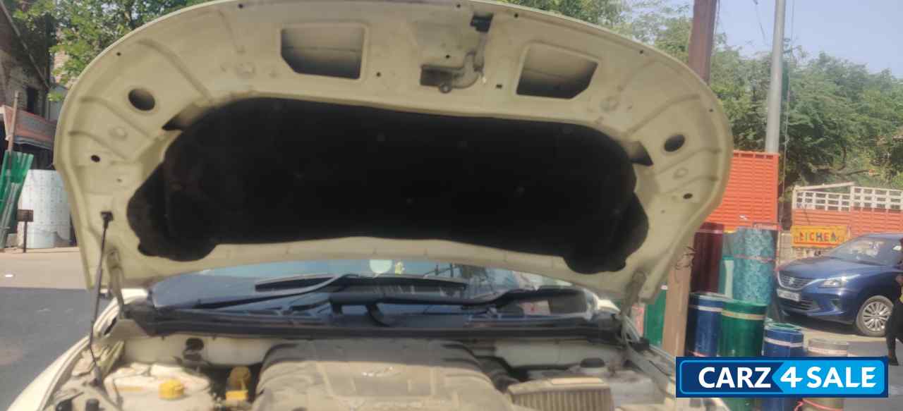 Pearl White Mahindra XUV 500 W6 2WD