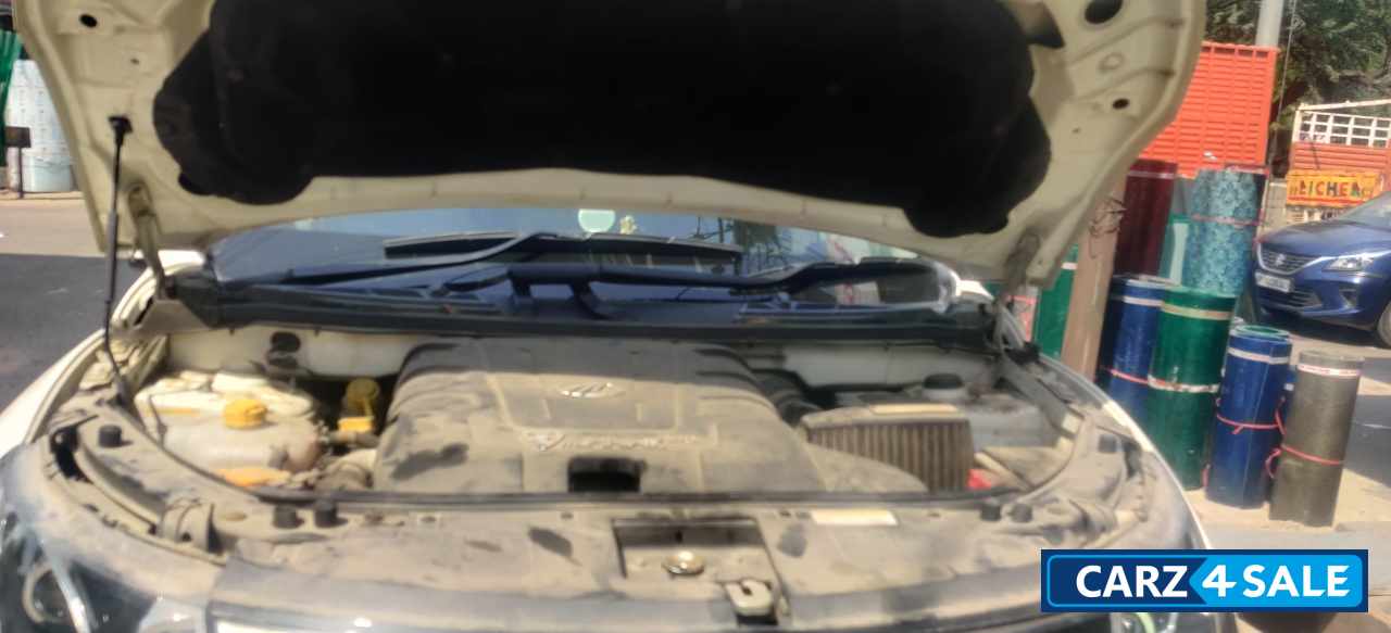 Pearl White Mahindra XUV 500 W6 2WD