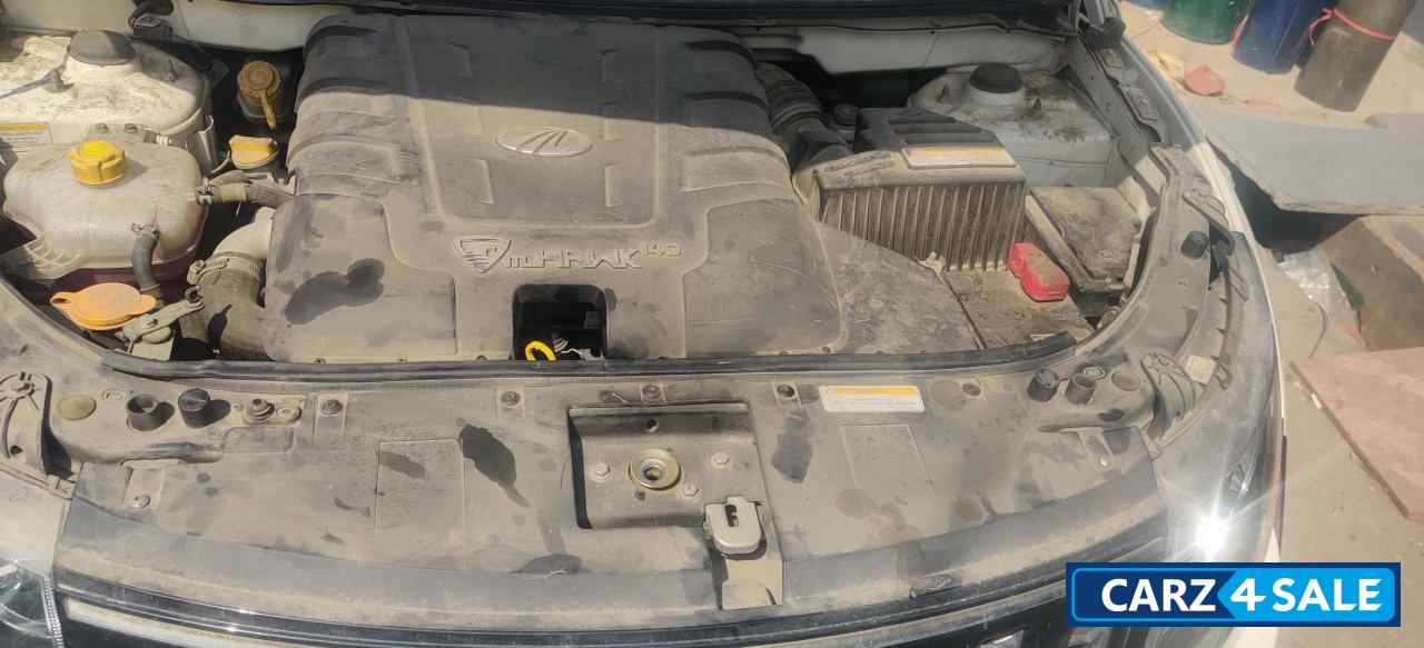 Pearl White Mahindra XUV 500 W6 2WD