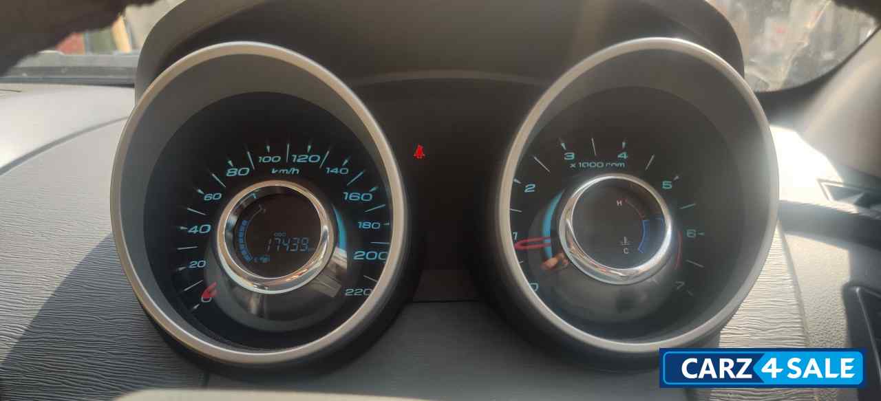 Pearl White Mahindra XUV 500 W6 2WD