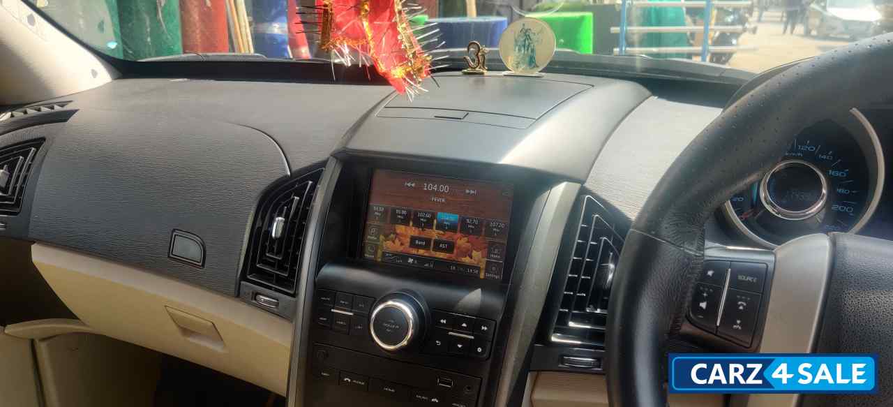 Pearl White Mahindra XUV 500 W6 2WD