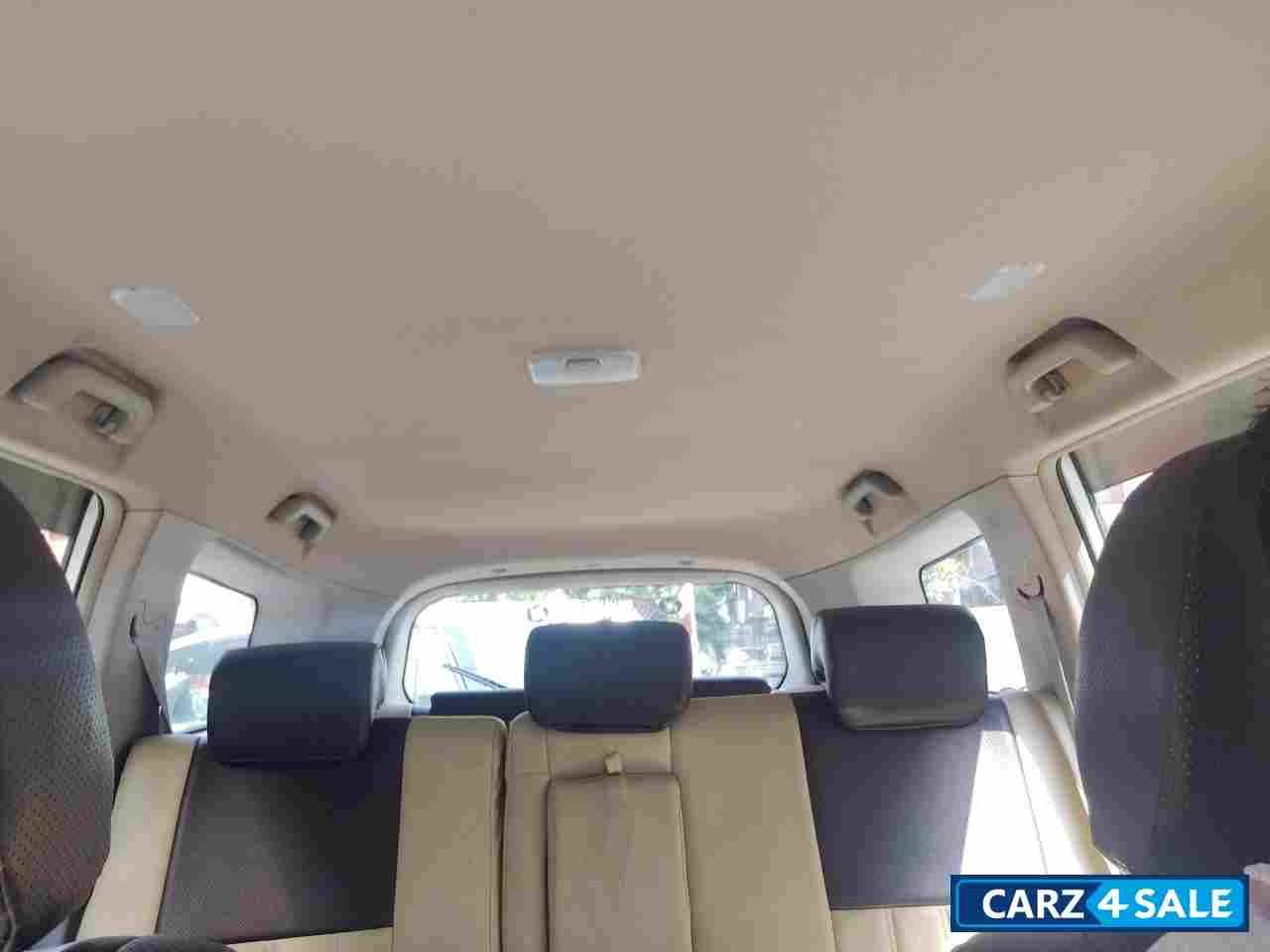 Pearl White Mahindra XUV 500 W6 2WD