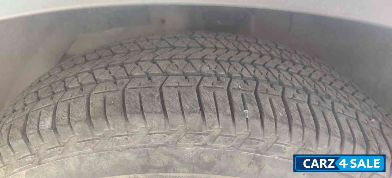 Pearl White Mahindra XUV 500 W6 2WD