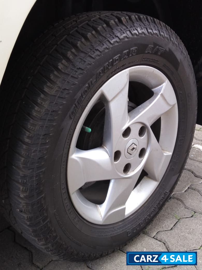 Pearl White Renault Duster 85 PS Diesel RxL