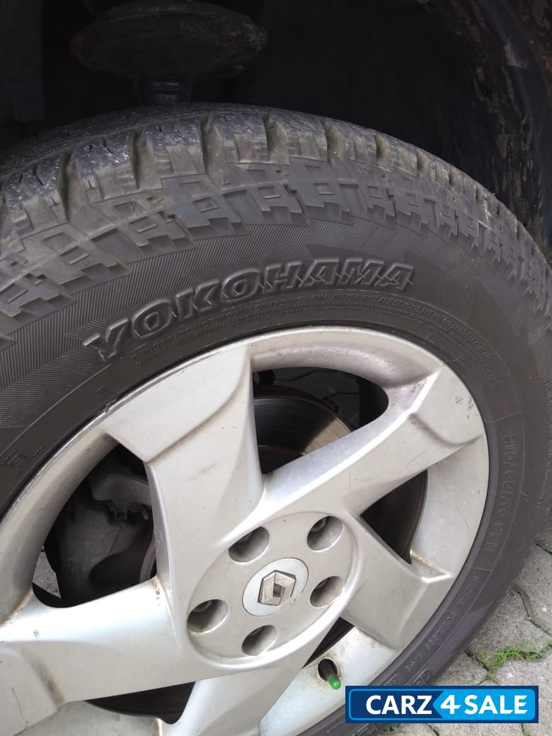 Pearl White Renault Duster 85 PS Diesel RxL