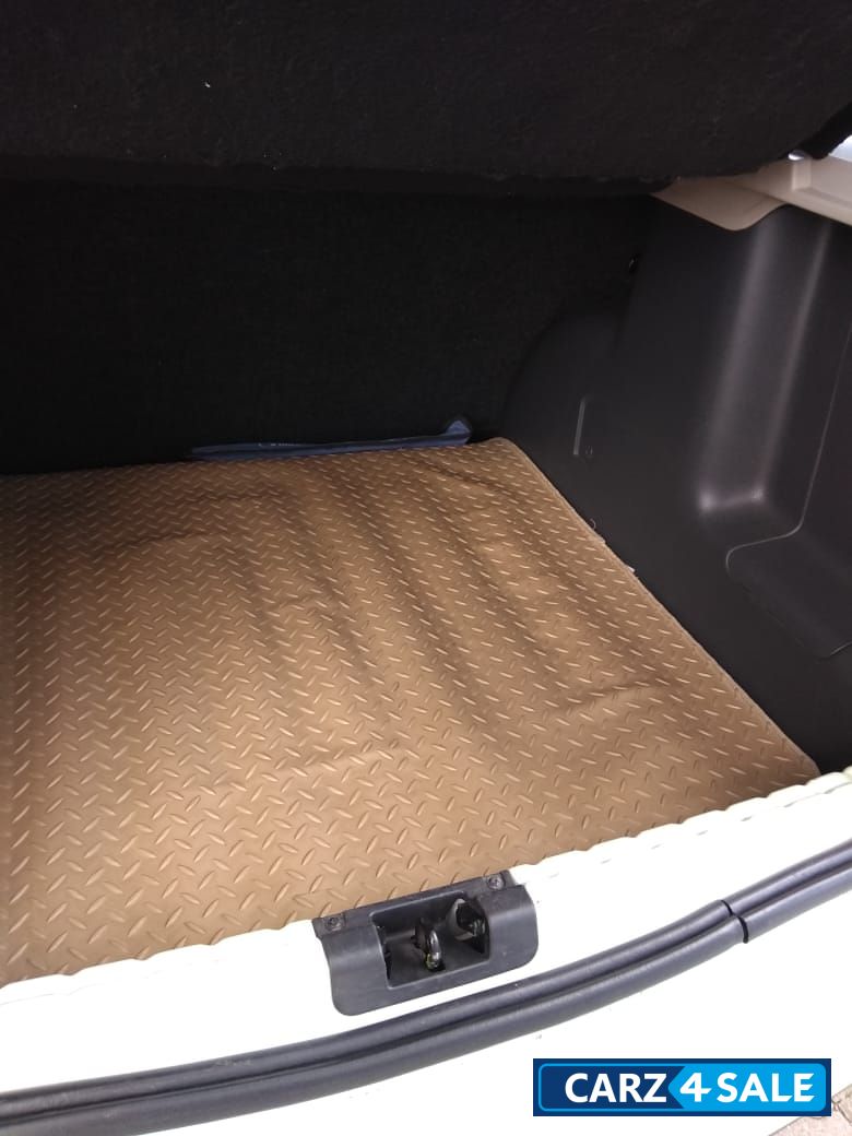 Pearl White Renault Duster 85 PS Diesel RxL