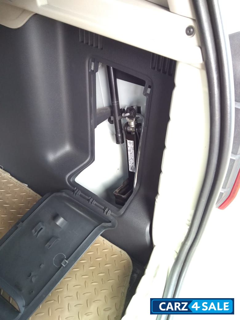 Pearl White Renault Duster 85 PS Diesel RxL