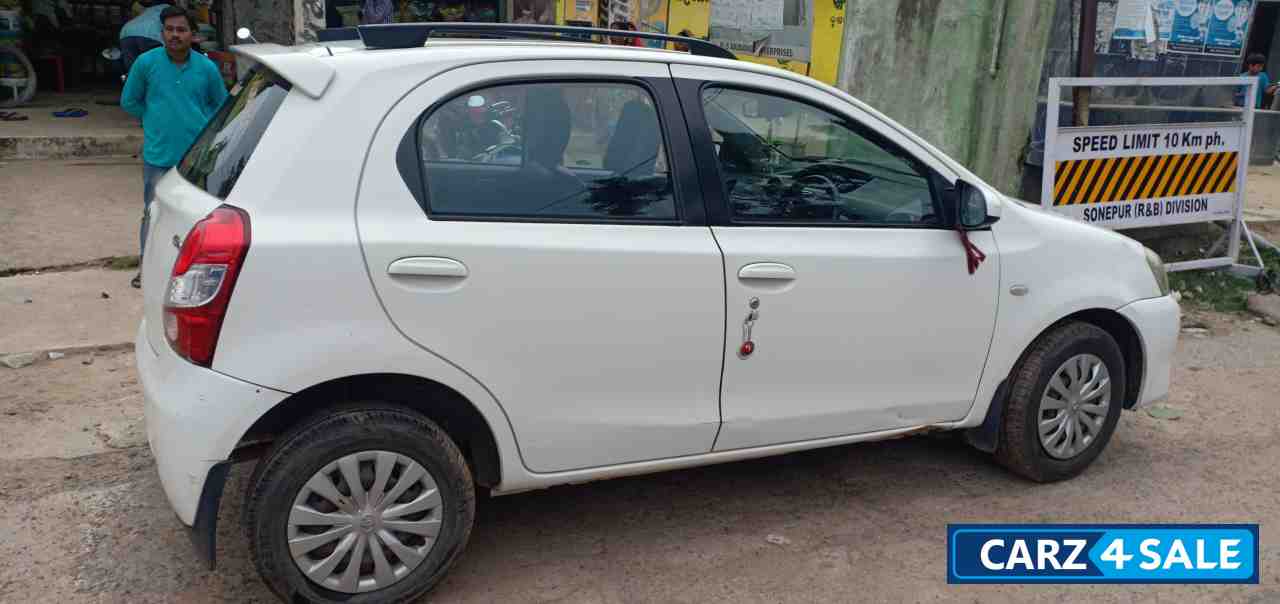 White Toyota Etios Liva GD White Toyota Etios Liva GD