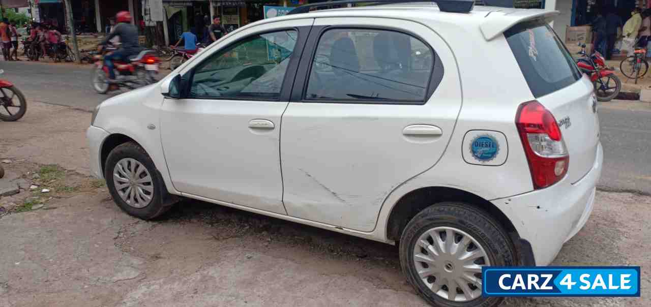 White Toyota Etios Liva GD White Toyota Etios Liva GD