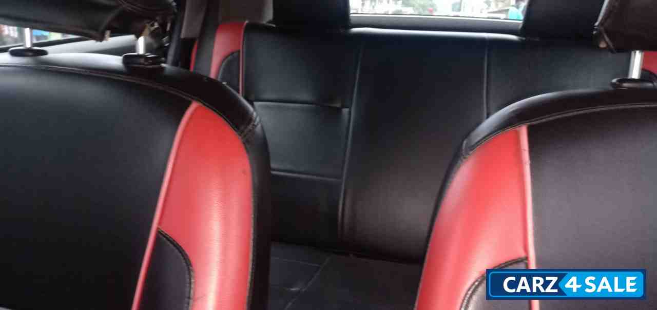 White Toyota Etios Liva GD White Toyota Etios Liva GD