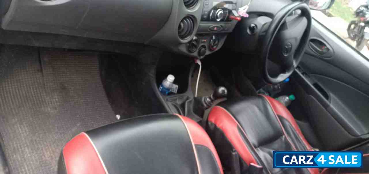 White Toyota Etios Liva GD White Toyota Etios Liva GD