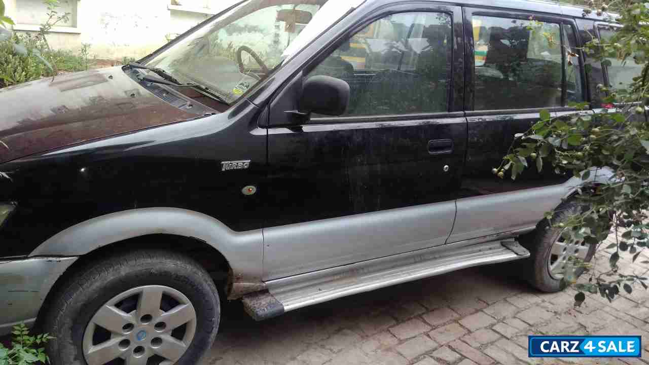 Black Chevrolet Tavera Chevrolet Tavera Neo max 10 seaters