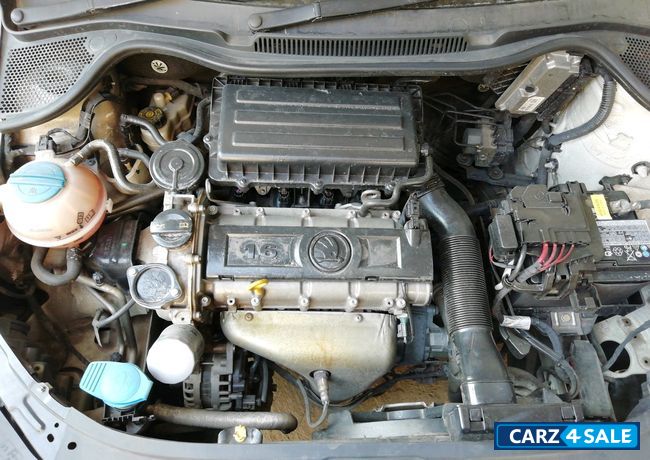 White Skoda Rapid 1.6 MPI Ambition MT