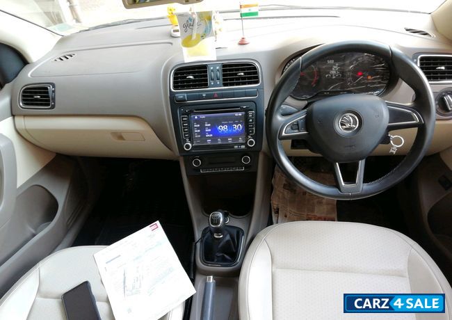 White Skoda Rapid 1.6 MPI Ambition MT