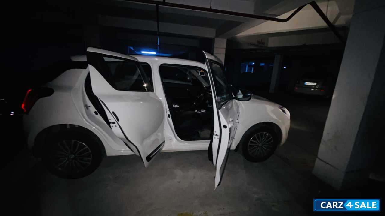 Pearl White Maruti Suzuki Swift VXI