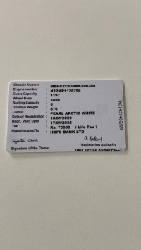 Pearl White Maruti Suzuki Swift VXI