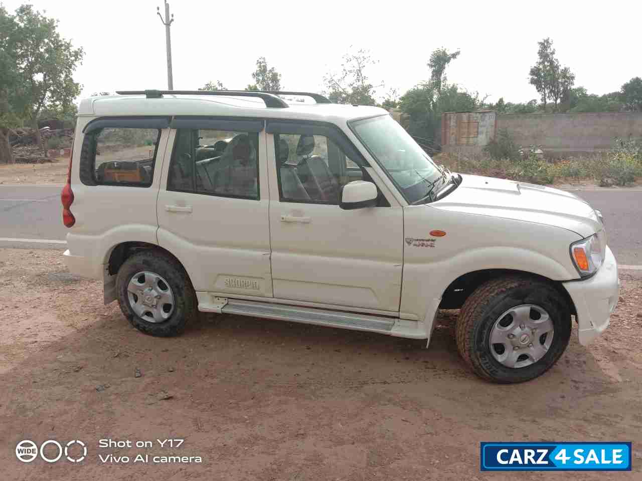 White Mahindra Scorpio Diesel