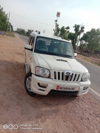 White Mahindra Scorpio Diesel