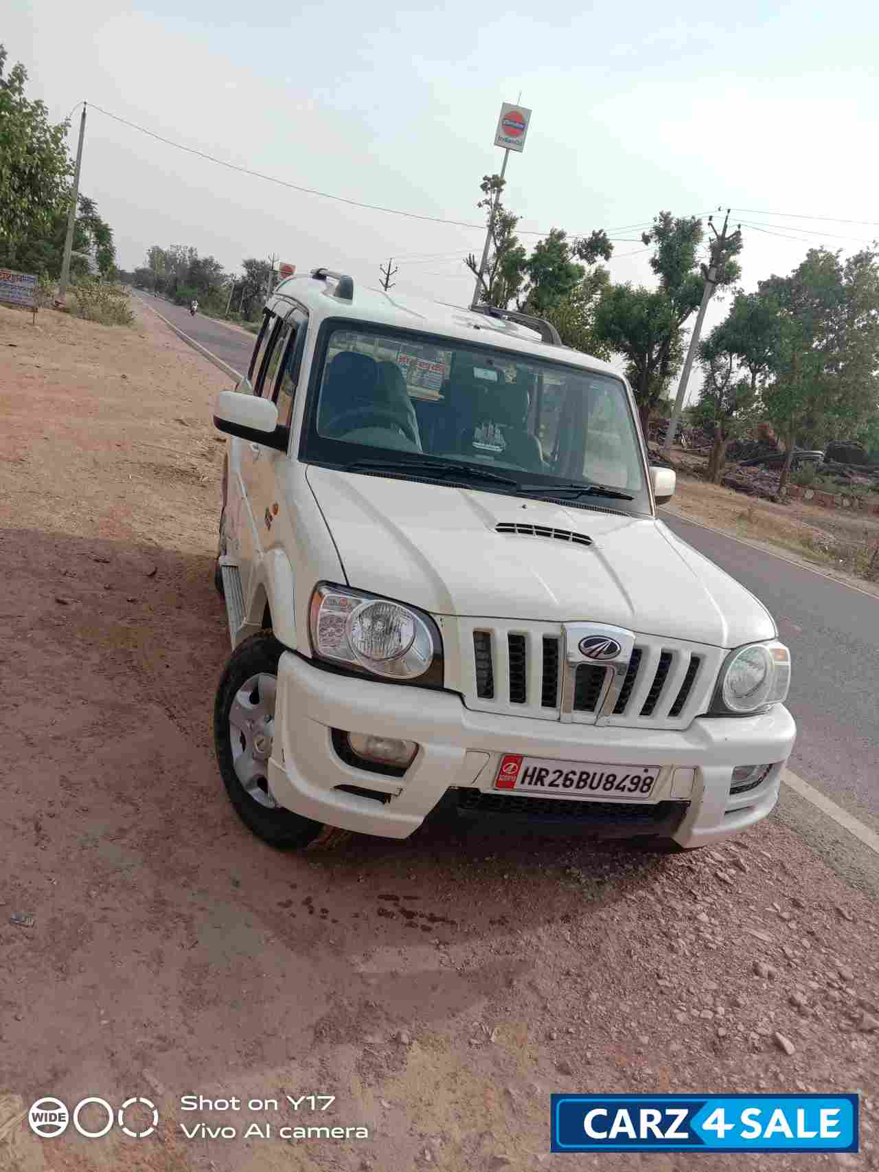 White Mahindra Scorpio Diesel