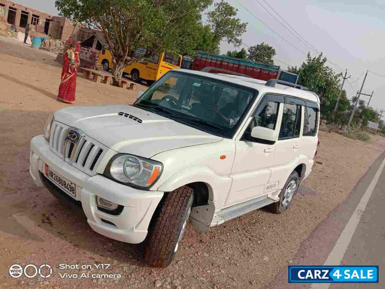 White Mahindra Scorpio Diesel
