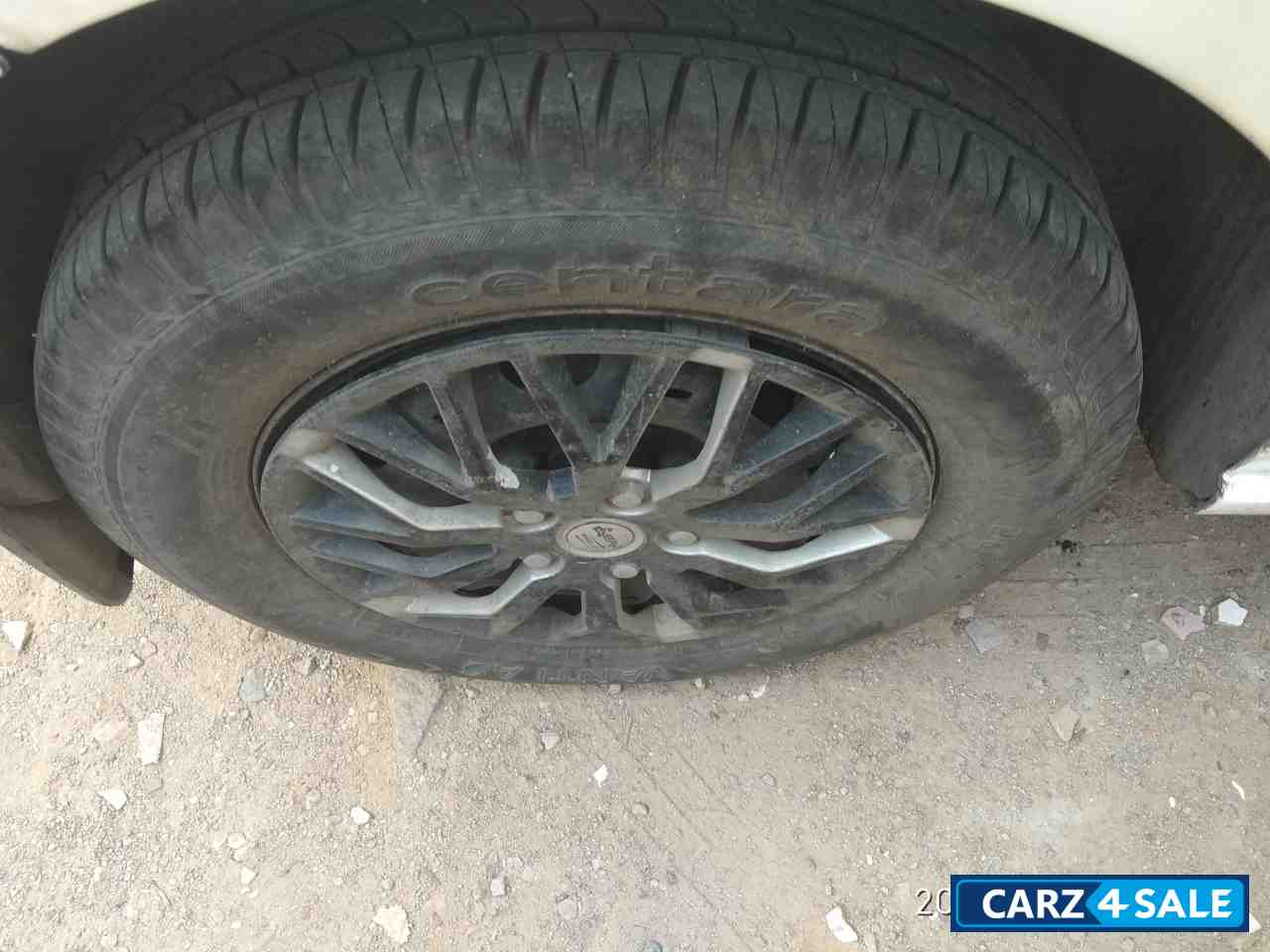 White Volkswagen Polo Comfortline 1.2L D White Volkswagen Polo Comfortline 1.2L D