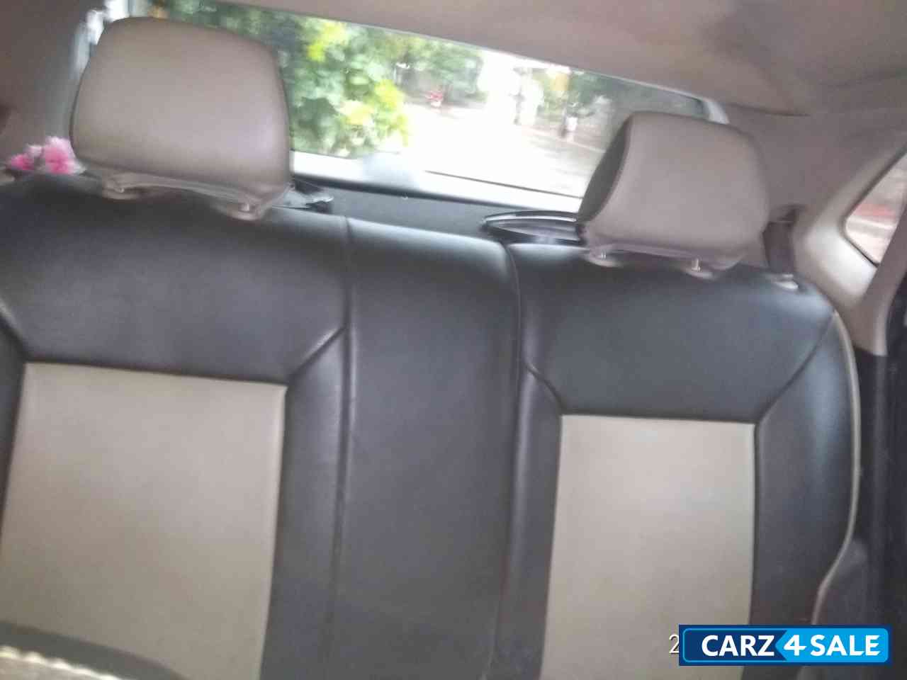 White Volkswagen Polo Comfortline 1.2L D White Volkswagen Polo Comfortline 1.2L D