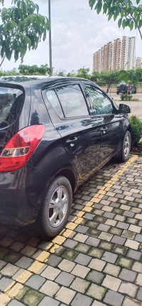 Black Hyundai i20