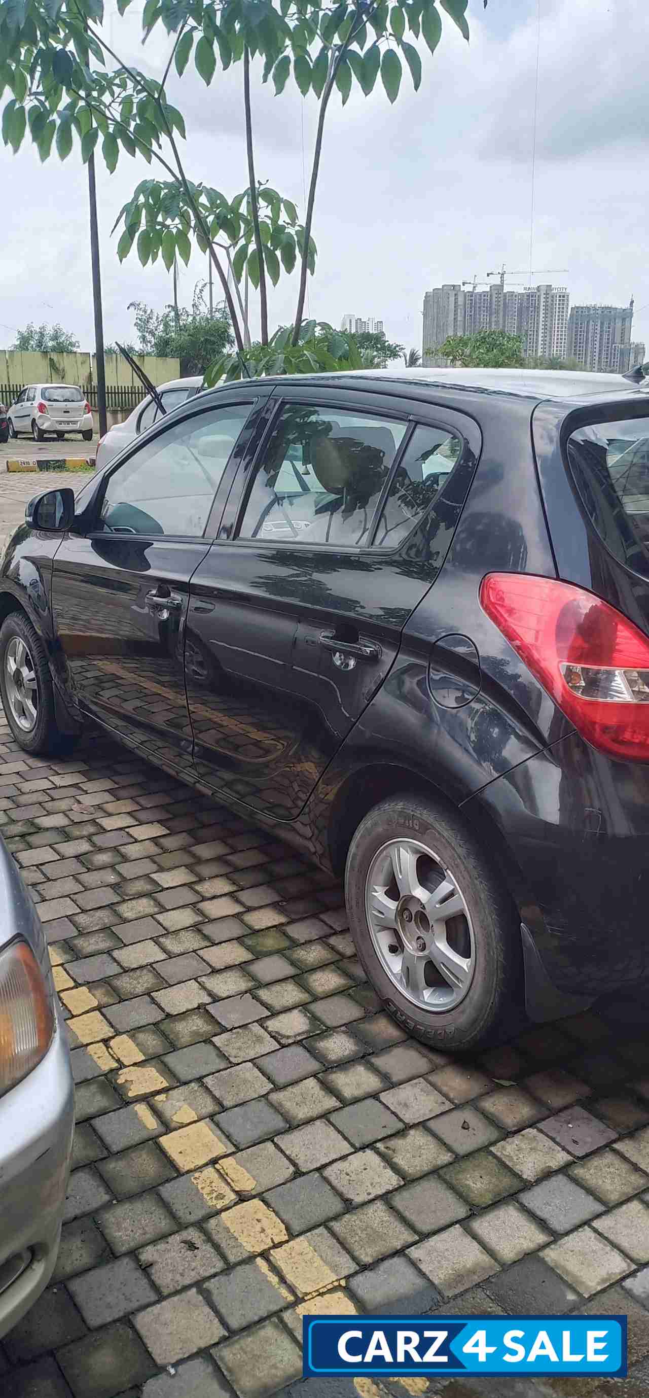 Black Hyundai i20