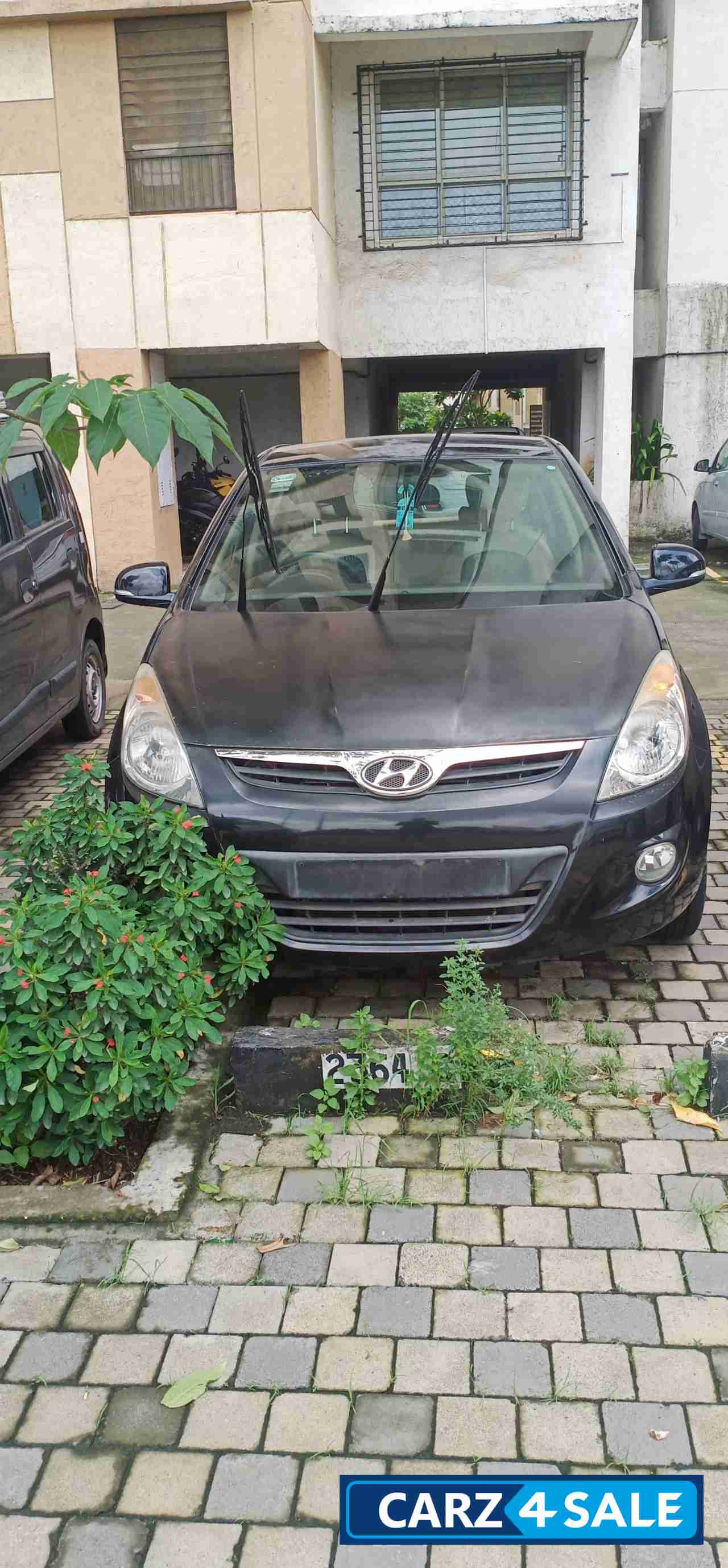 Black Hyundai i20