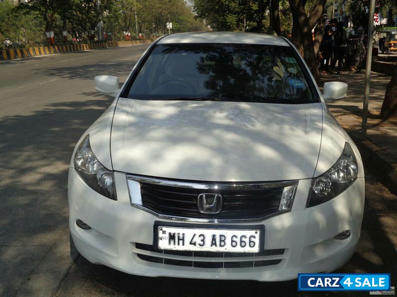 White Honda Accord 2.4 iVtec AT