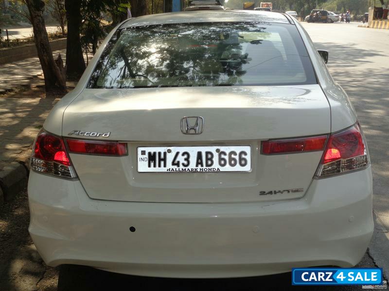 White Honda Accord 2.4 iVtec AT