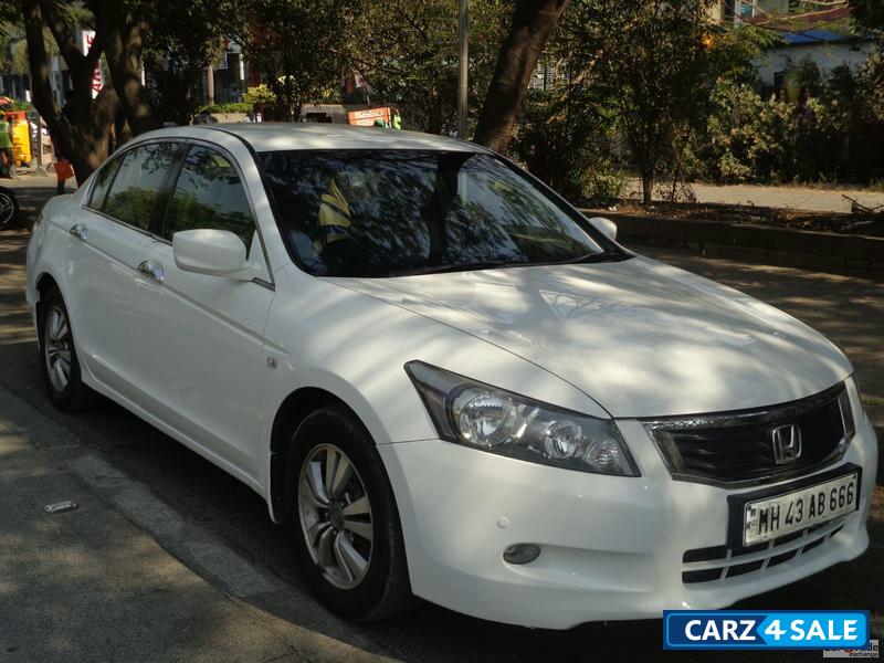 White Honda Accord 2.4 iVtec AT