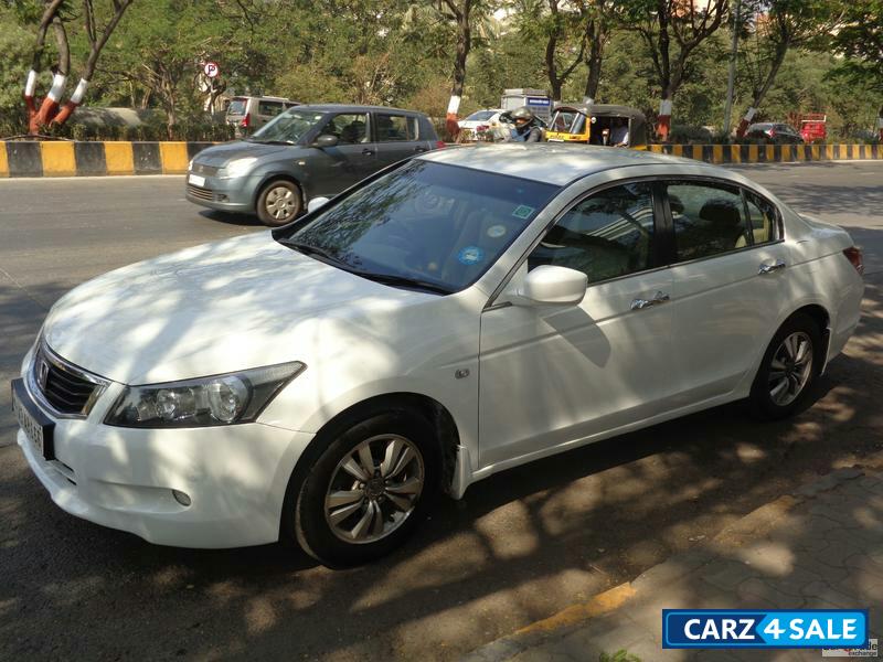 White Honda Accord 2.4 iVtec AT