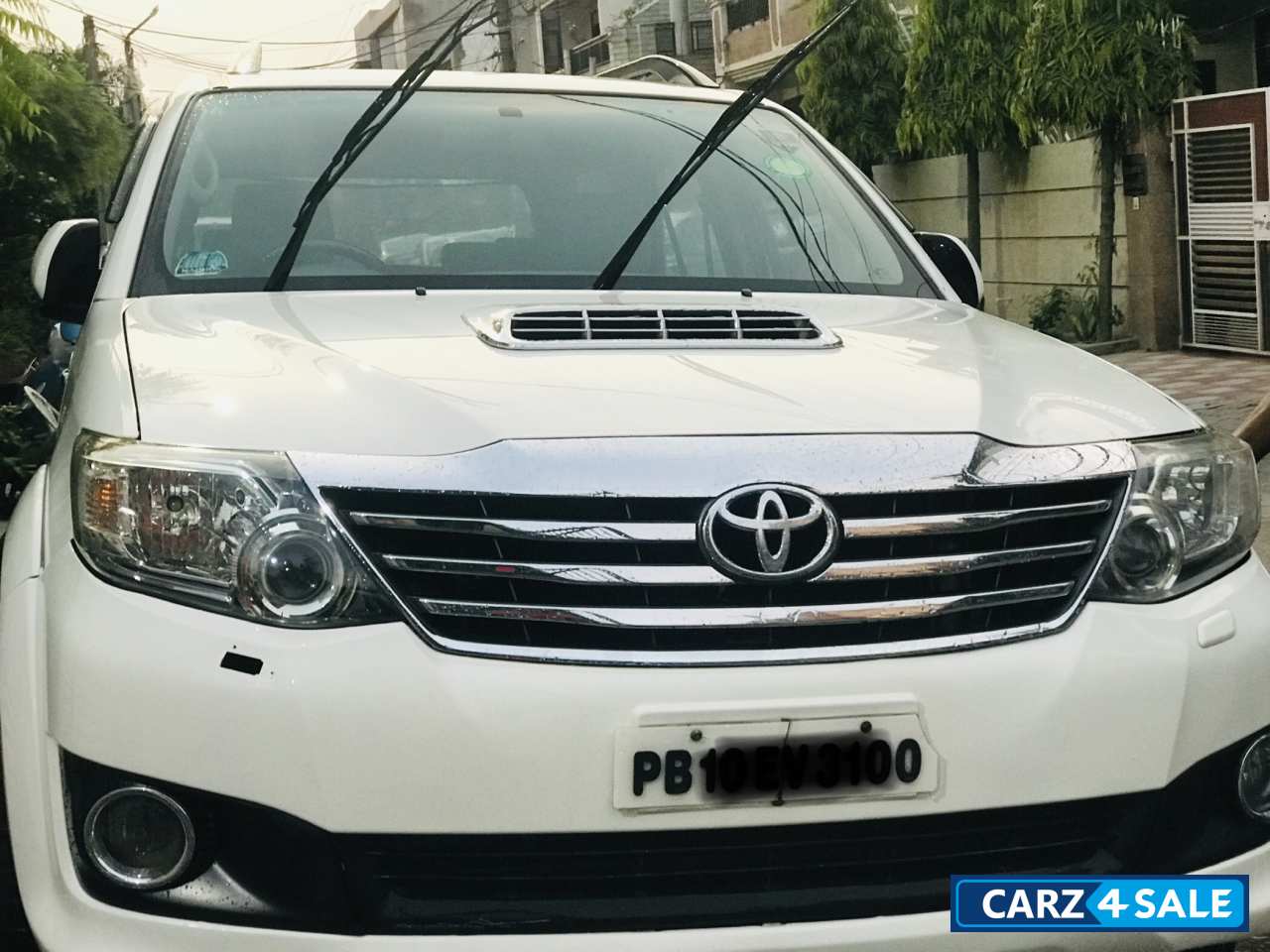 White Toyota Fortuner 2.8 4x2 MT Diesel