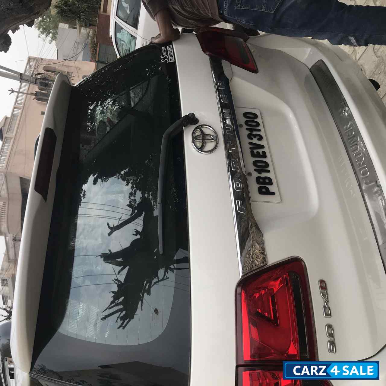 White Toyota Fortuner 2.8 4x2 MT Diesel