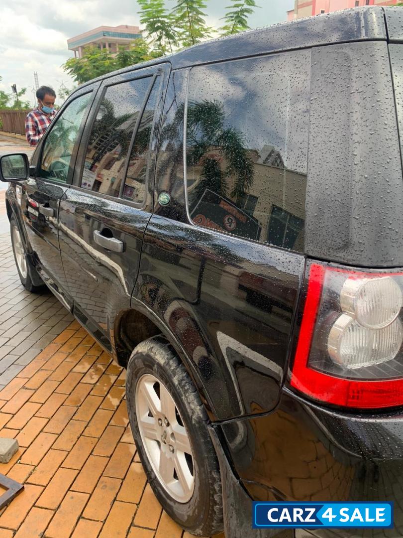 Black Land Rover Freelander 2 SE TD4