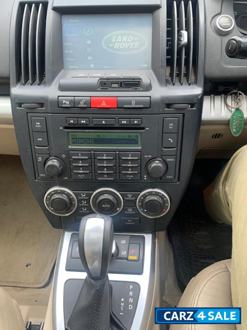 Black Land Rover Freelander 2 SE TD4