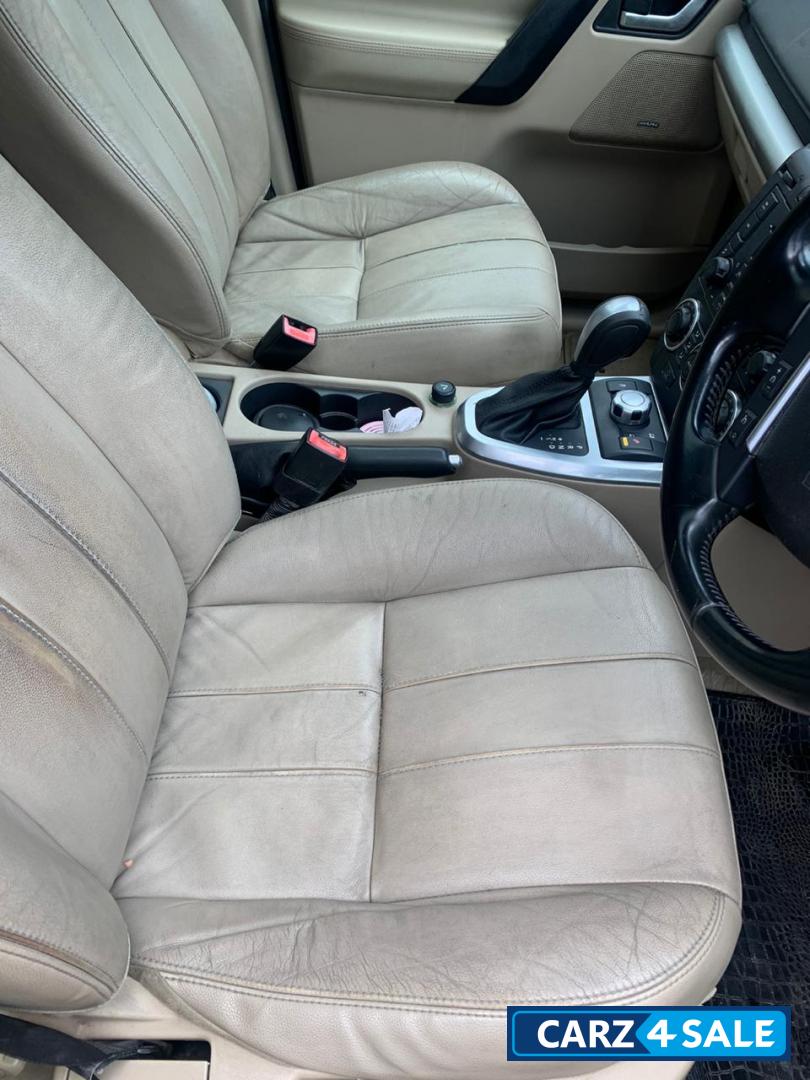 Black Land Rover Freelander 2 SE TD4