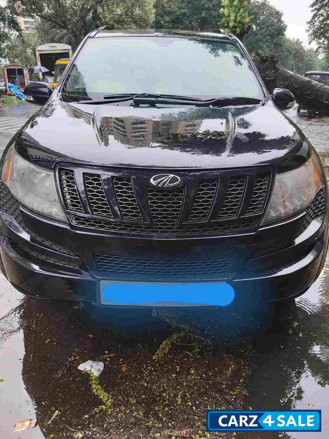 Black Mahindra XUV 500 W6 2WD
